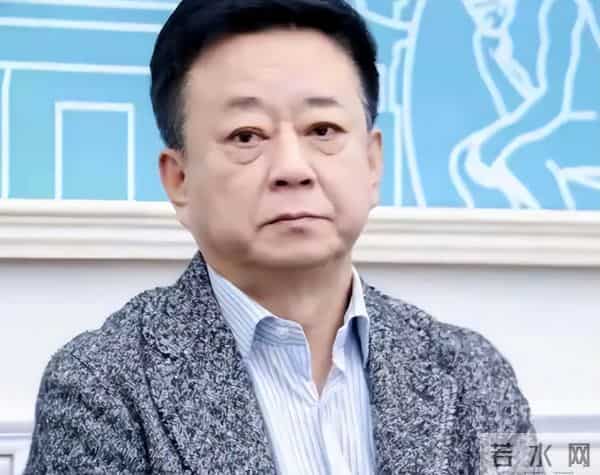 朱军带着很漂亮的老婆现身北大,四年冤屈过去,早已不再年轻