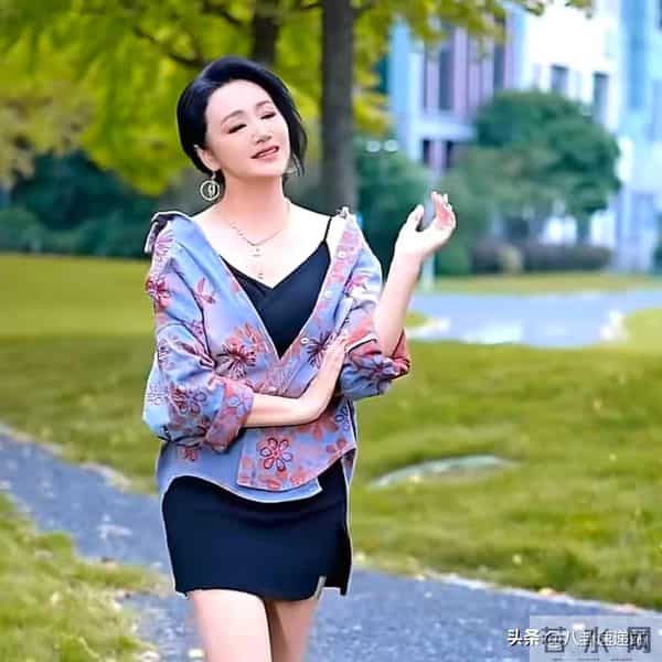 落地凤凰不如鸡!看到离开央视为钱奔波的李思思,尼格买提说对了