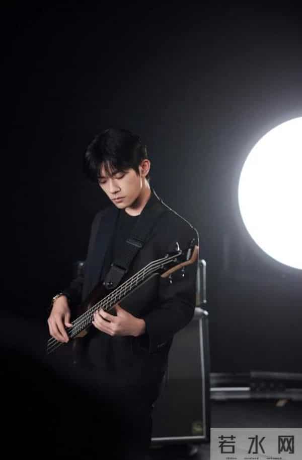 央视专访这次，易烊千玺只字未提赵丽颖，却给赵丽颖提了个醒