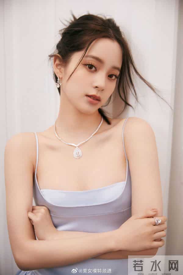 欧阳娜娜淡蓝吊带裙