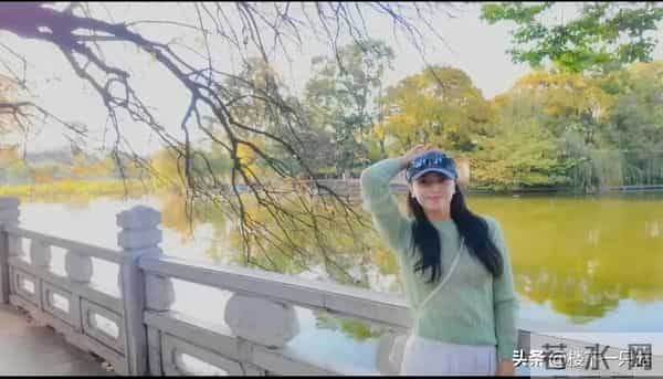 机场偶遇刘涛美拉德穿搭 47岁脸又小又白 走路带风 不穿秋裤又酷又飒