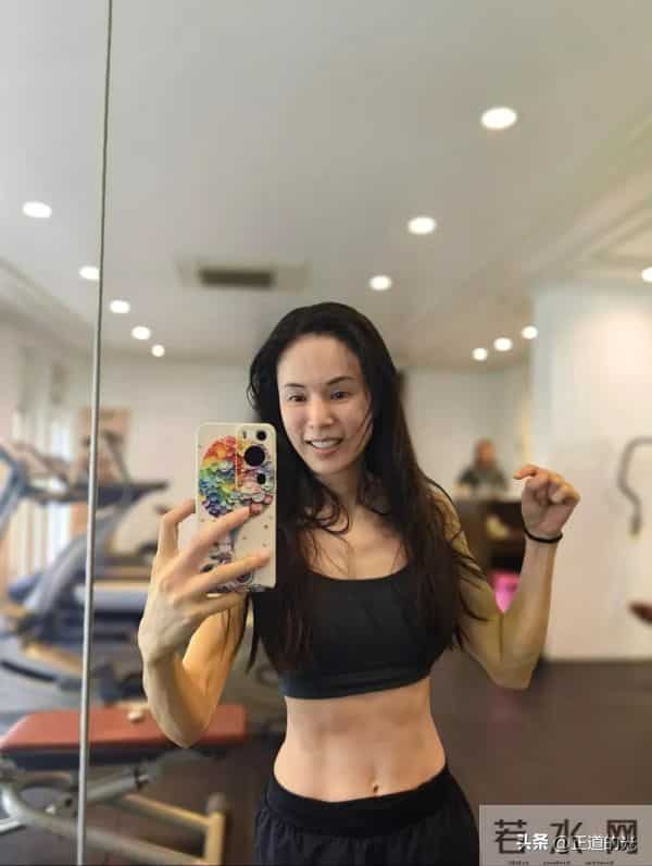 60岁李若彤晒腹肌 练到汗如雨下 公开招聘团队成员 要求每天跟她跳操