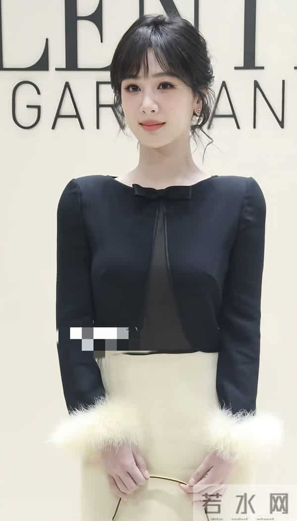 杨紫出席华伦天奴线下活动,韩式妆容让她有种豪门千金的既视感