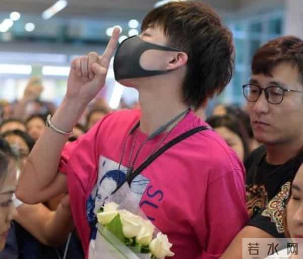 刘宇宁直播时被私生打电话