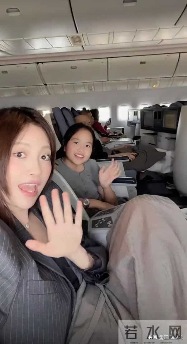 包文婧生子未满百天 和包贝尔带饺子游三亚 二胎家庭美满应偏爱头胎