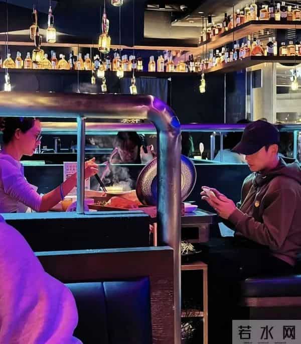 郑恺带老婆吃火锅被偶遇!苗苗穿着家居服出来,喝奶茶吃肉不怕胖