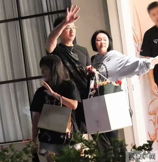 小S二女儿18岁生日,全家其乐融融,吴佩慈分享大S朋友圈背景