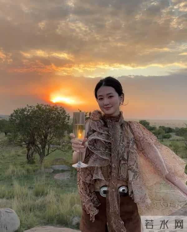 32岁乔欣嫁豪门庆生!蛋糕鲜花多到放不下,小富婆气质比杨采钰强