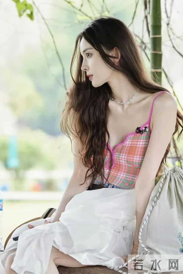 古力娜扎清纯的吊带裙