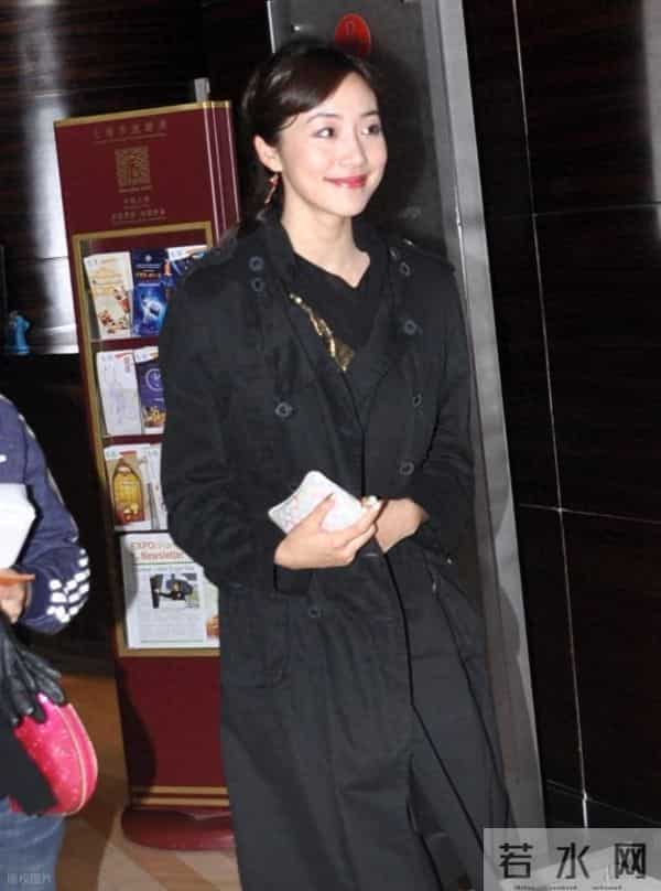 韩雪黑丝高跟出席活动旧照，笑颜如花