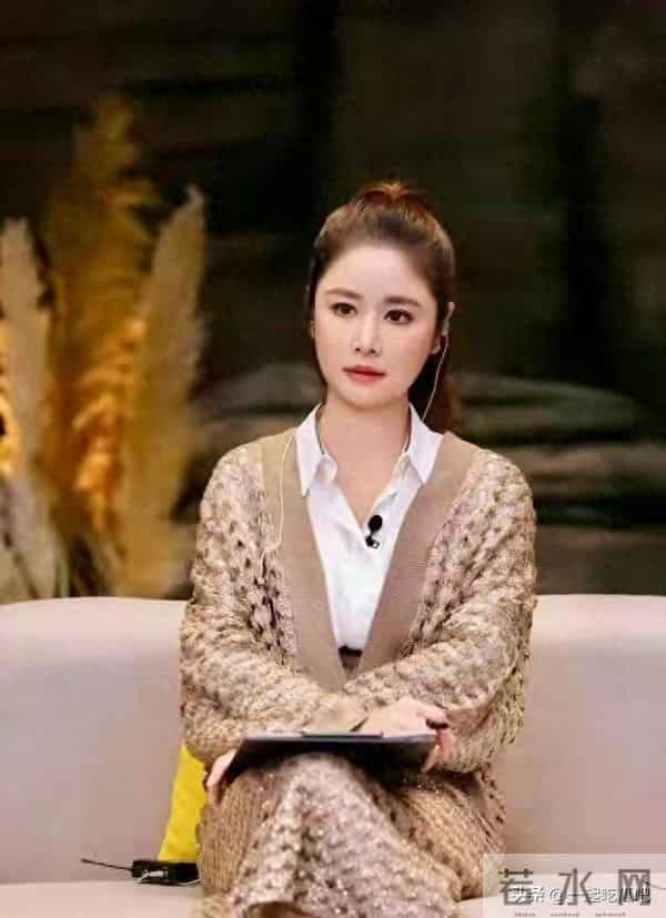 49岁林心如增肥后美得更高级,穿毛衣+半身裙好显贵,差点认不出