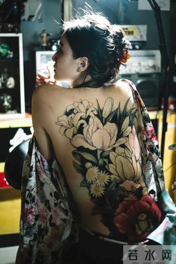 宋佳 影片里的满背纹身