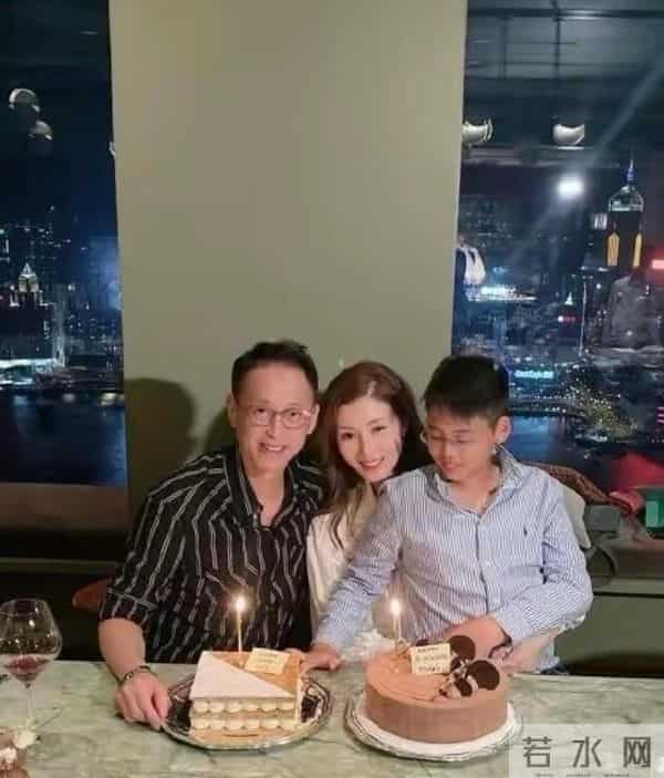 李嘉欣晒与老公合照，庆祝结婚17周年，戴了老铺10W的黄金手镯