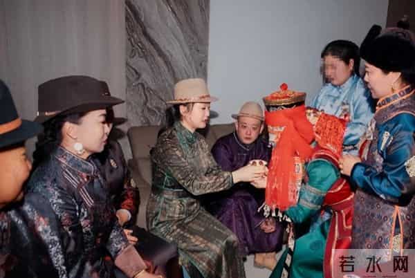 玲花带总裁老公回老家,俩人很有夫妻相,女儿露面一家三口很幸福