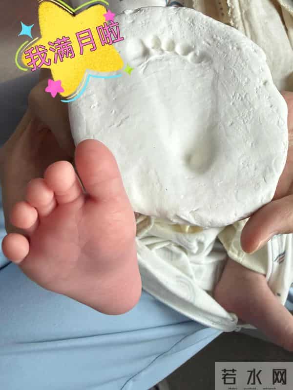 方媛素颜抱三胎女儿美,她出月子皮肤更好了,郭富城小女儿满月了