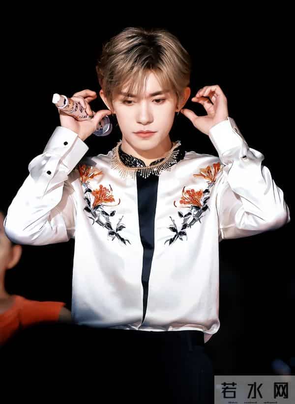 央视专访这次，易烊千玺只字未提赵丽颖，却给赵丽颖提了个醒