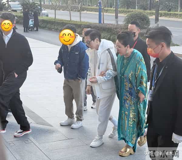 41岁郭碧婷近照曝光!独自带孩子出街面容憔悴,嫁入豪门照样受累