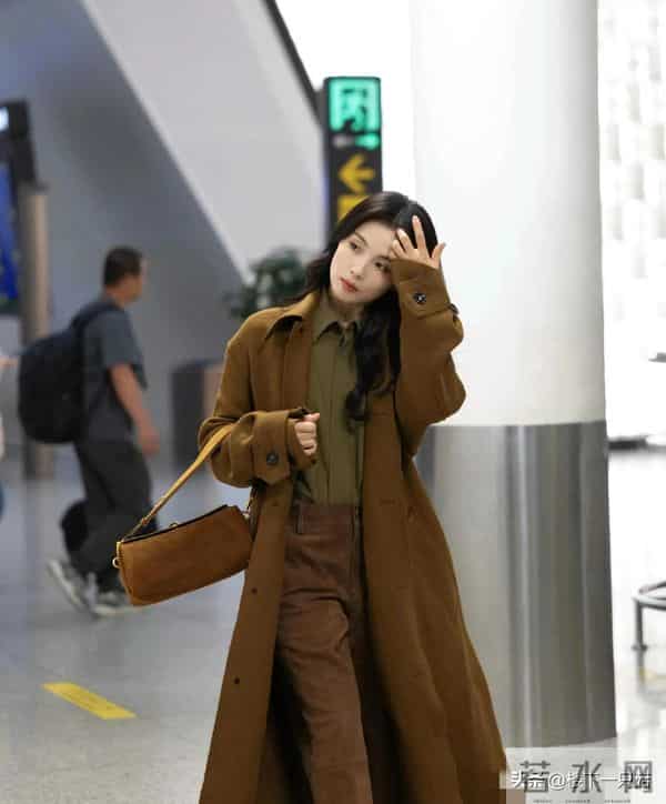 机场偶遇刘涛美拉德穿搭 47岁脸又小又白 走路带风 不穿秋裤又酷又飒