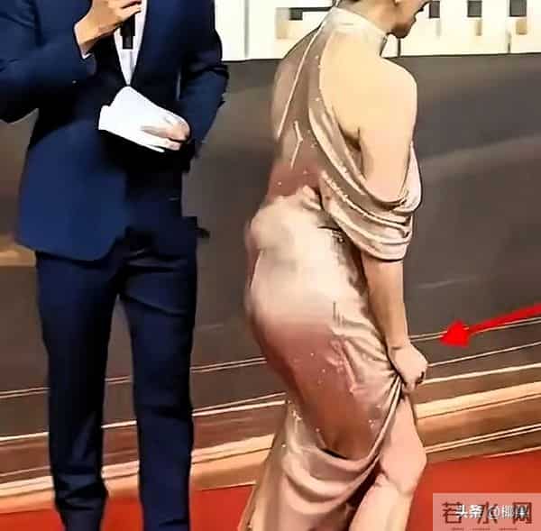 48岁左小青红毯翻车?亮片裙开叉到胯,全程拽裙角,尴尬溢出屏幕