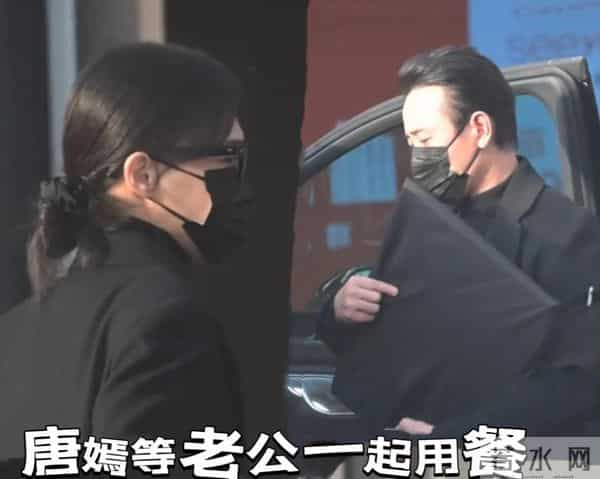 罗晋父亲葬礼结束后,唐嫣和罗晋一起回家,路上行为打破离婚谣言