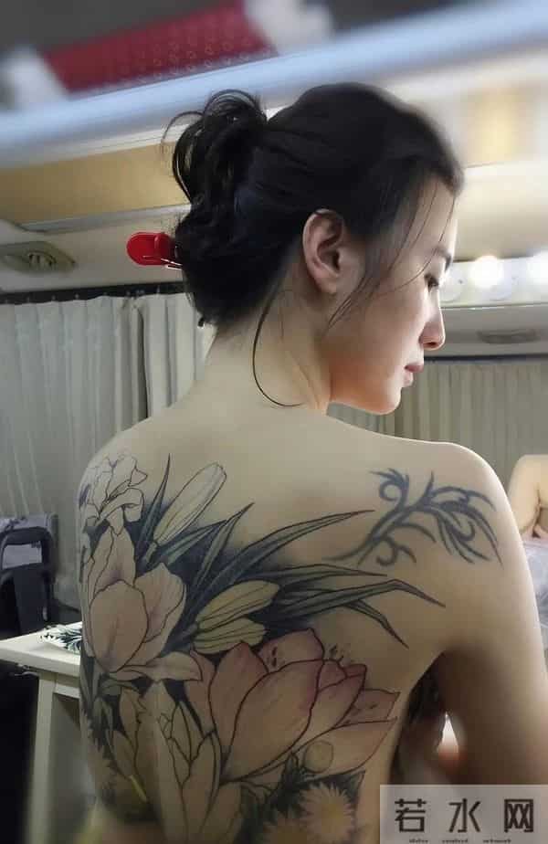 宋佳 影片里的满背纹身