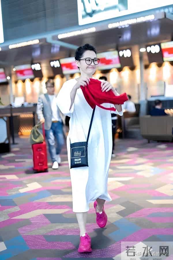 许晴56岁了,机场穿搭不露背不露腰,普通人25岁都难以打造这状态