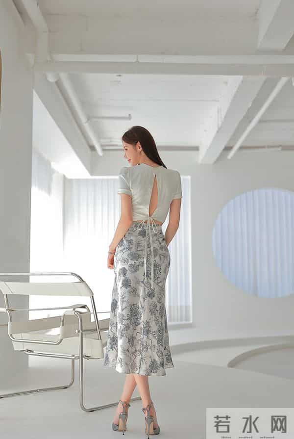 孙允珠——镀银月光亮白半袖铁青纹理裙