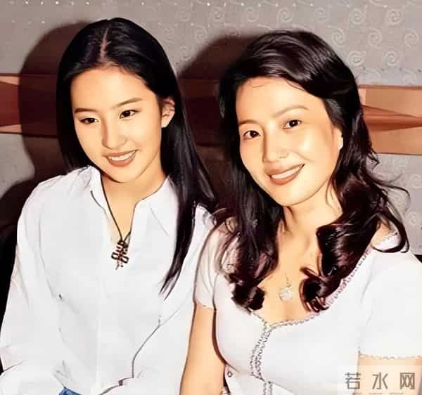 刘亦菲母亲刘晓莉:至今仍单身,身材傲人,长得比女儿还漂亮