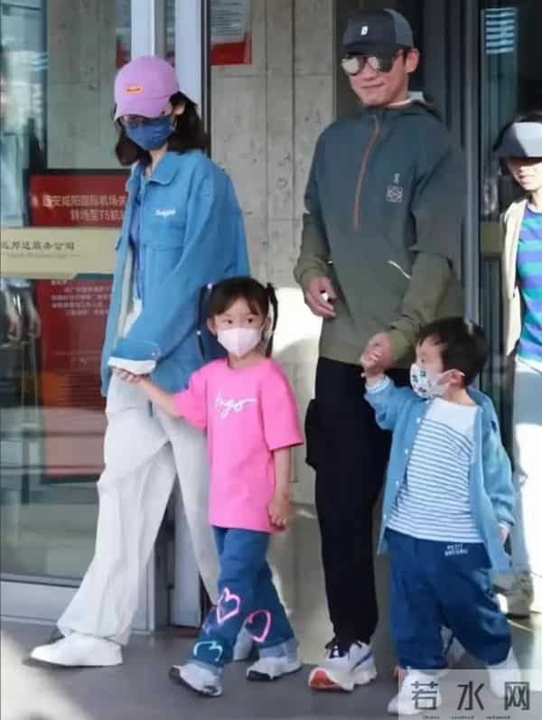 郑恺带老婆吃火锅被偶遇!苗苗穿着家居服出来,喝奶茶吃肉不怕胖