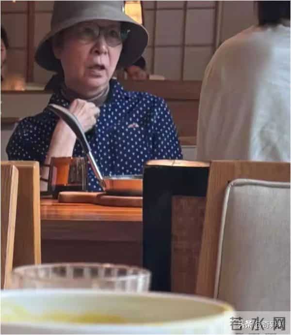 70岁奚美娟在杭州,素食餐厅吃下午茶,朴素装扮难掩优雅气质