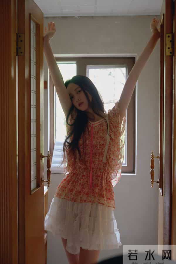 主持人李瑜居家私房写真,纯欲迷人