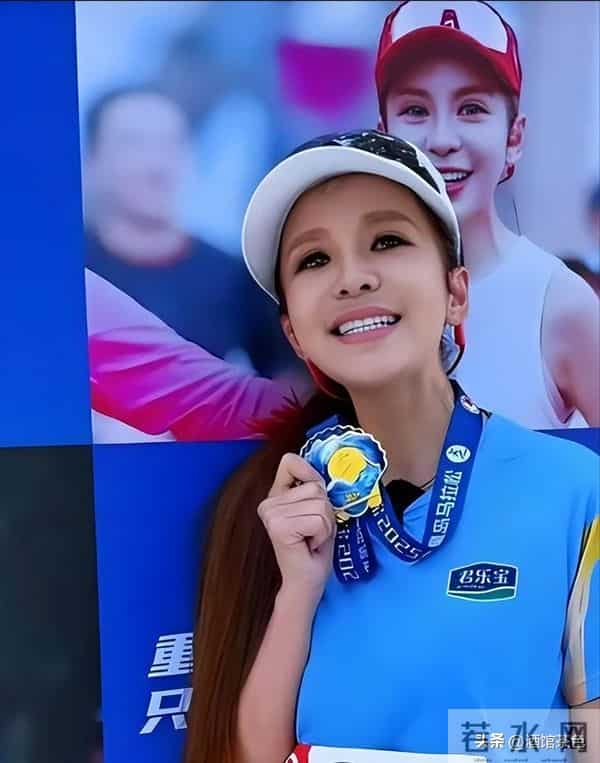 央视主持人聚会,朱迅面容憔悴瘦成皮包骨,鞠萍面色红润很富态