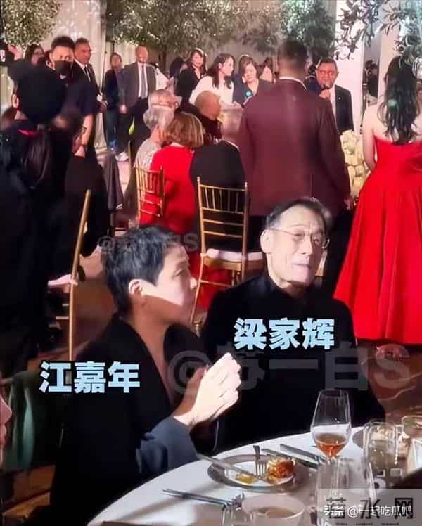 刘嘉玲出席好友婚礼,穿蕾丝透视裙秀身材,却被全裹的关之琳抢镜