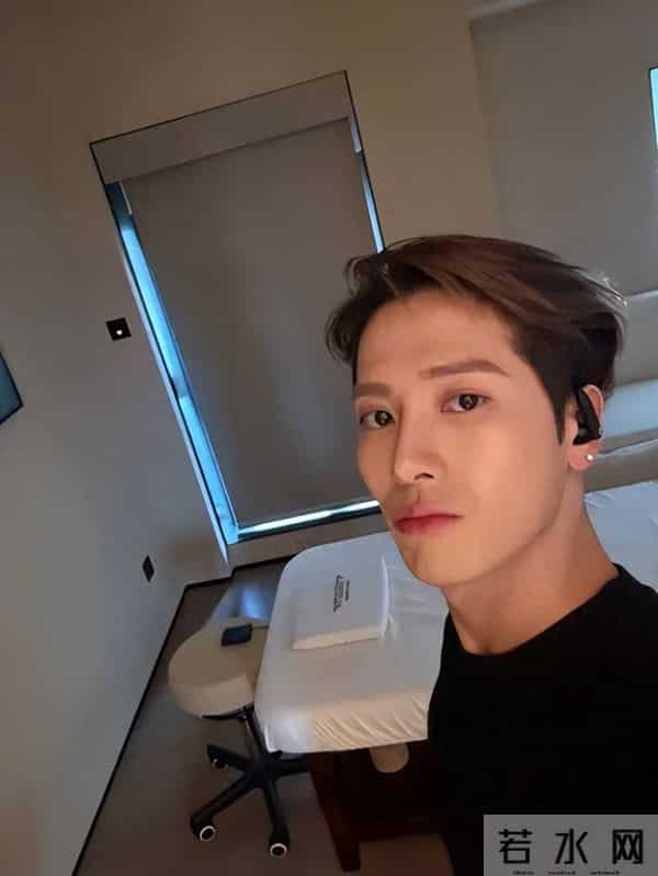 王嘉尔自爆曾烂醉睡街 为职业需求做医美整骨：艺人太不容易了！