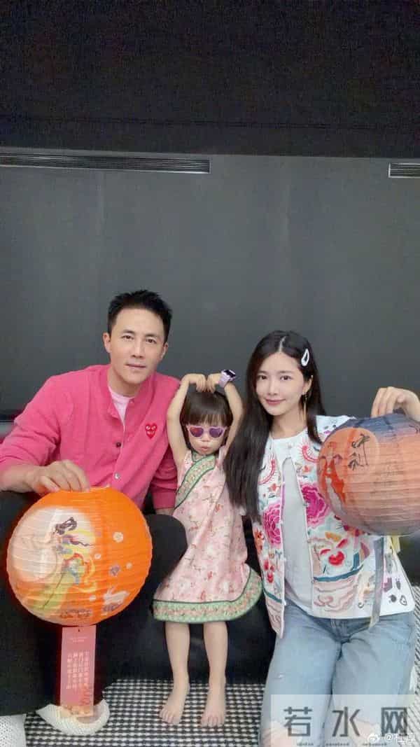 王灿晒老公健身帅照犯花痴，44岁杜淳大秀八块腹肌，man爆了