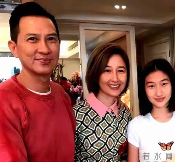 张家辉夫妇真老了!一起吃路边摊,61岁关咏荷脸上老年斑太抢镜