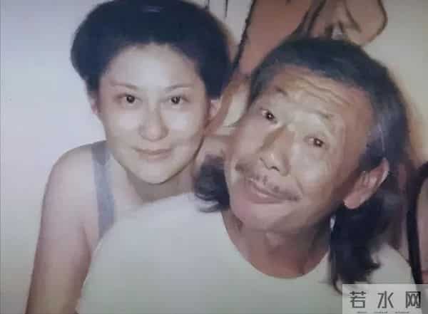 张嘉译深圳聚餐,71岁林威烟不离手,翁虹丰腴吸睛,午马遗孀现身