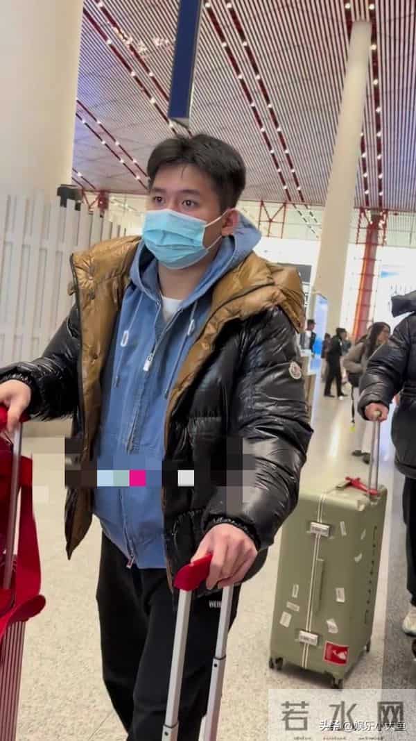 林诗栋北京机场出发成都混团世界杯，穿黑色亮面羽绒帅气十足！