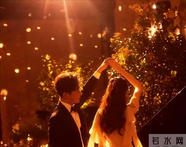 唐嫣现身罗晋父亲葬礼，两人并排走招待宾客，此前两人被传婚变