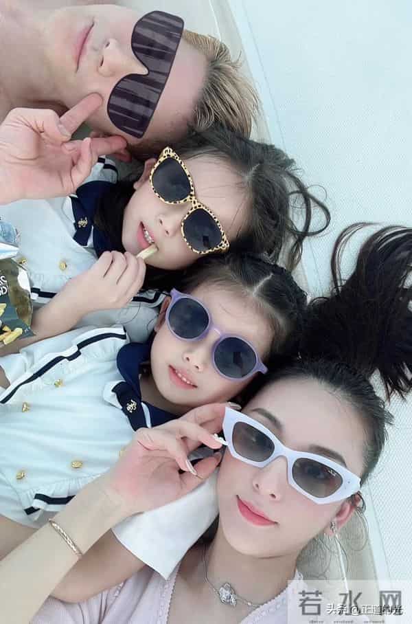 方媛晒三胎女儿满月照 自夸产后皮肤好 小腹平坦 女儿脚长能长到1米7