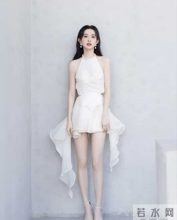 孟子义 露背短裙