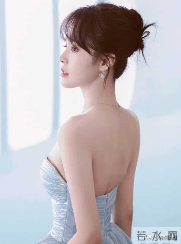 张佳宁抹胸装写真,眨眼笑的真开心