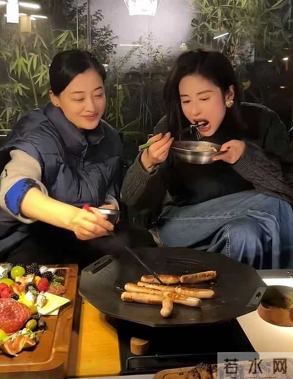 梅婷别墅请客烤肉，儿女上镜卖萌，丈夫却成最大“亮点”