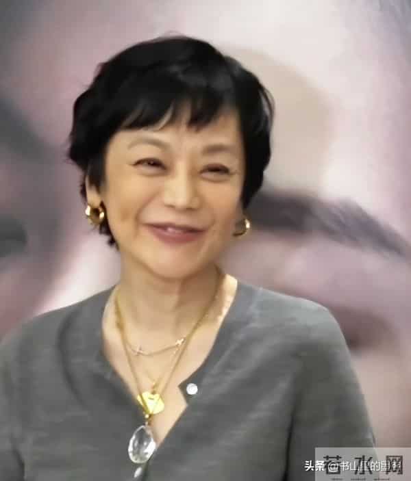 56岁刘若英变样:脸干瘪像老太太,又瘦又普,高龄生子断崖式衰老