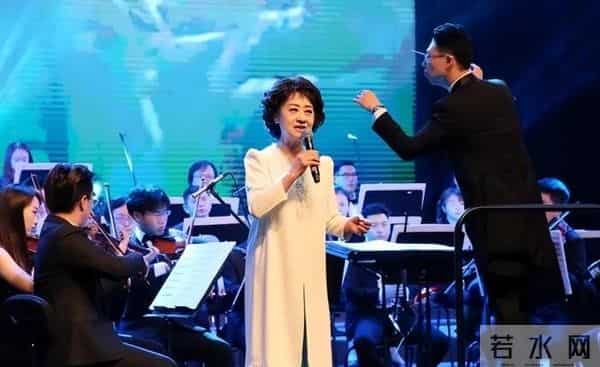 她是央视著名主持人,退休8年被央视返聘,今74岁被誉为最美姥姥