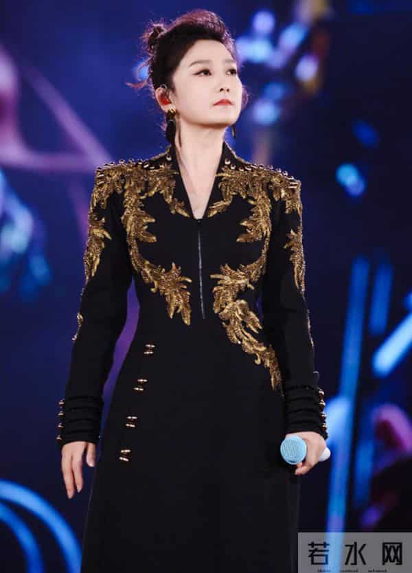 玲花带总裁老公回老家,俩人很有夫妻相,女儿露面一家三口很幸福