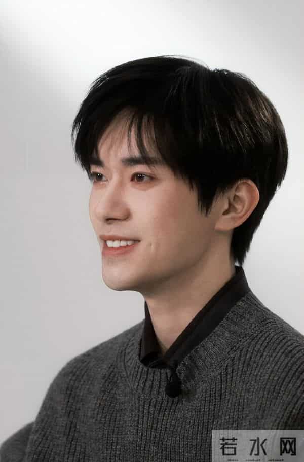 央视专访这次，易烊千玺只字未提赵丽颖，却给赵丽颖提了个醒