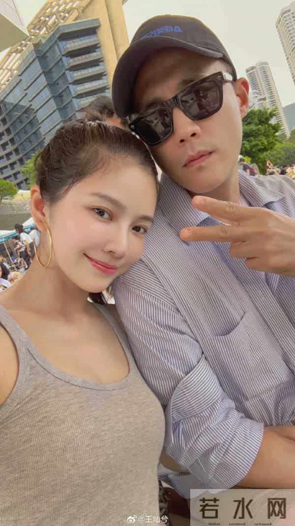 王灿晒老公健身帅照犯花痴，44岁杜淳大秀八块腹肌，man爆了