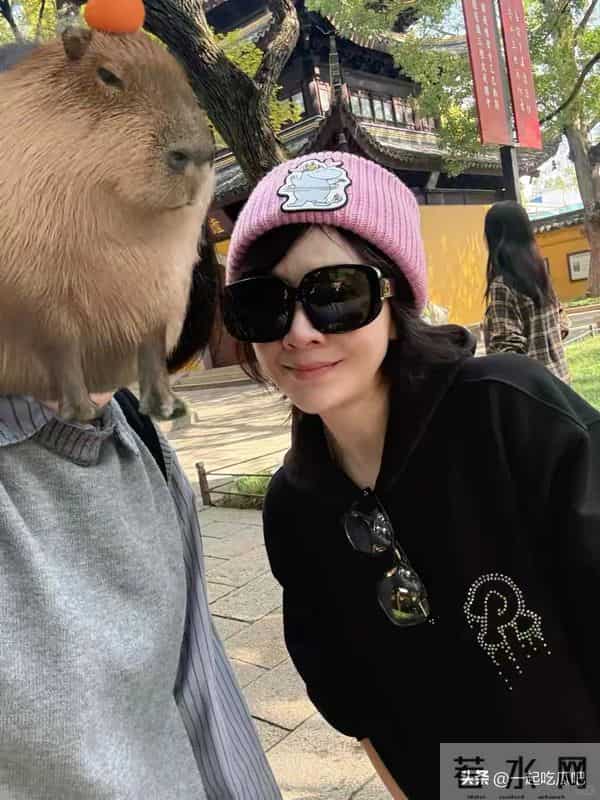 刘嘉玲出席好友婚礼,穿蕾丝透视裙秀身材,却被全裹的关之琳抢镜