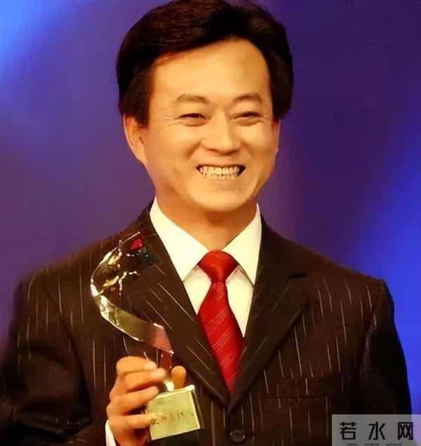 朱军带着很漂亮的老婆现身北大,四年冤屈过去,早已不再年轻